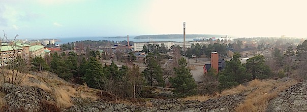 Panoramavy över norra Nynäshamn med, Utsikten, den gamla Teliafabriken och bunkern på Vaktberget.
